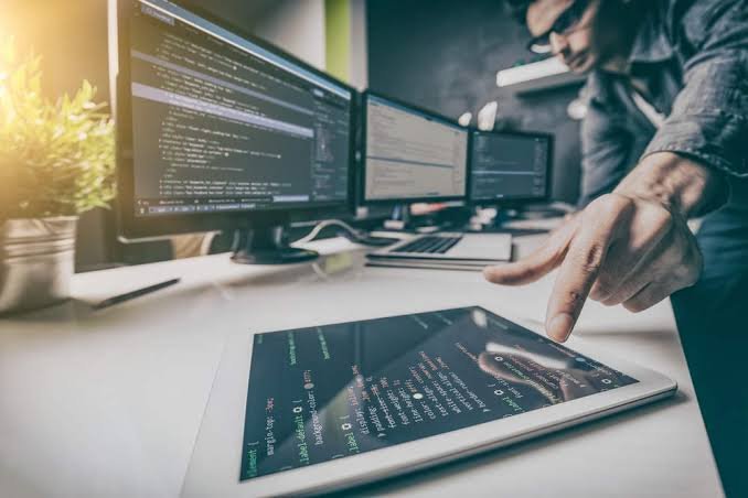 Computer Engineer Salary in the United States: Why Hardware Engineers Out-Earn Software Developers on Paper